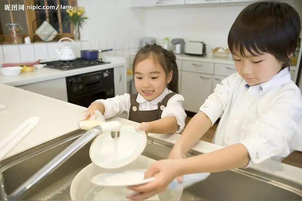 孩子应该学习做家务吗？

孩子应该学习做家务吗？这个问题，似乎在每个家庭都曾引发