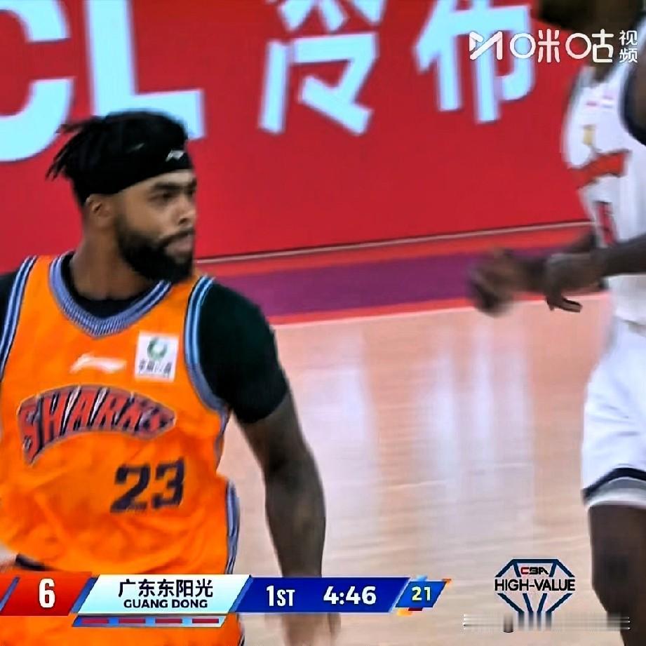 上海nba球星拉塞尔彰显江湖地位，输急眼了！广东大外援阿祖和王哲林抢篮板，反关节