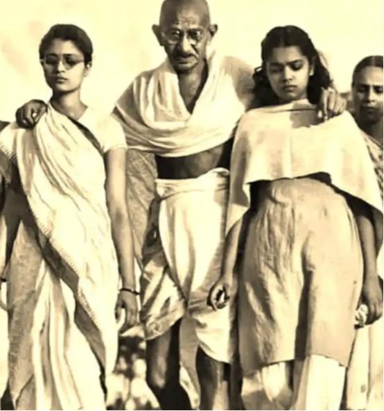 1906年，37岁的甘地开始禁欲，为此，他伤害了不少漂亮女人，包括自己的侄媳妇、