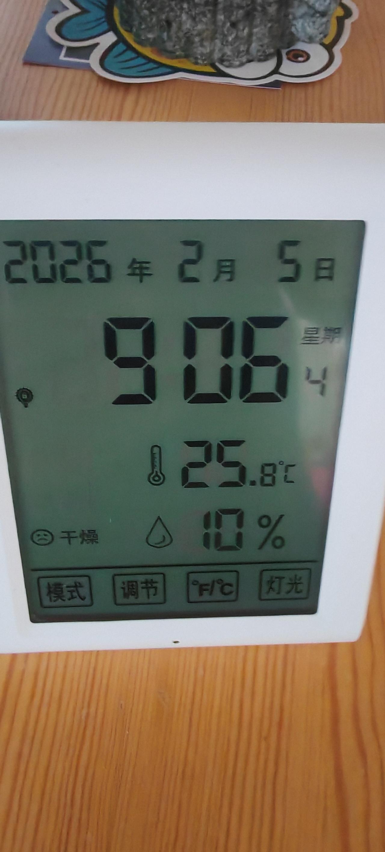 最近一段外面天寒地冻的，室内温暖如春～

今天热力公司人员，早上8：30分，入户