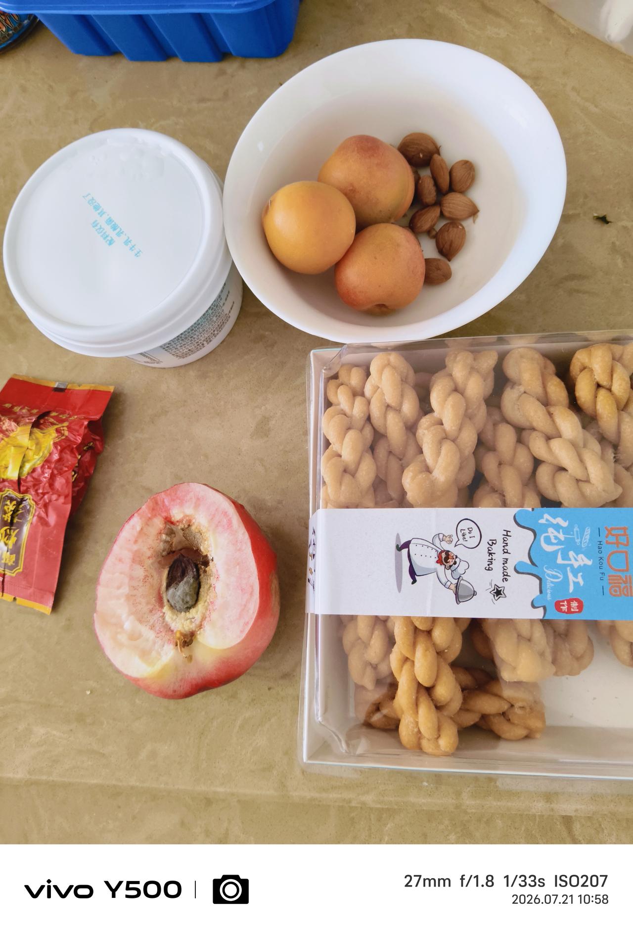 原来女孩子就像可爱的小白羊，小白兔，洁白干净温柔可爱，不断地吃草。
      