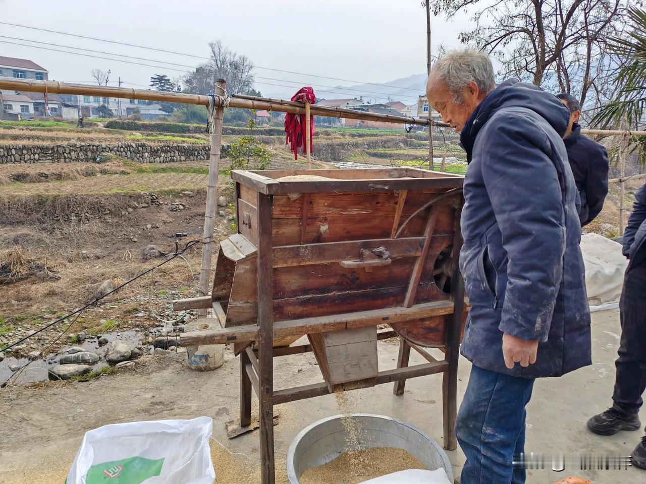 在农村去买糙米。
你知道他在干啥？