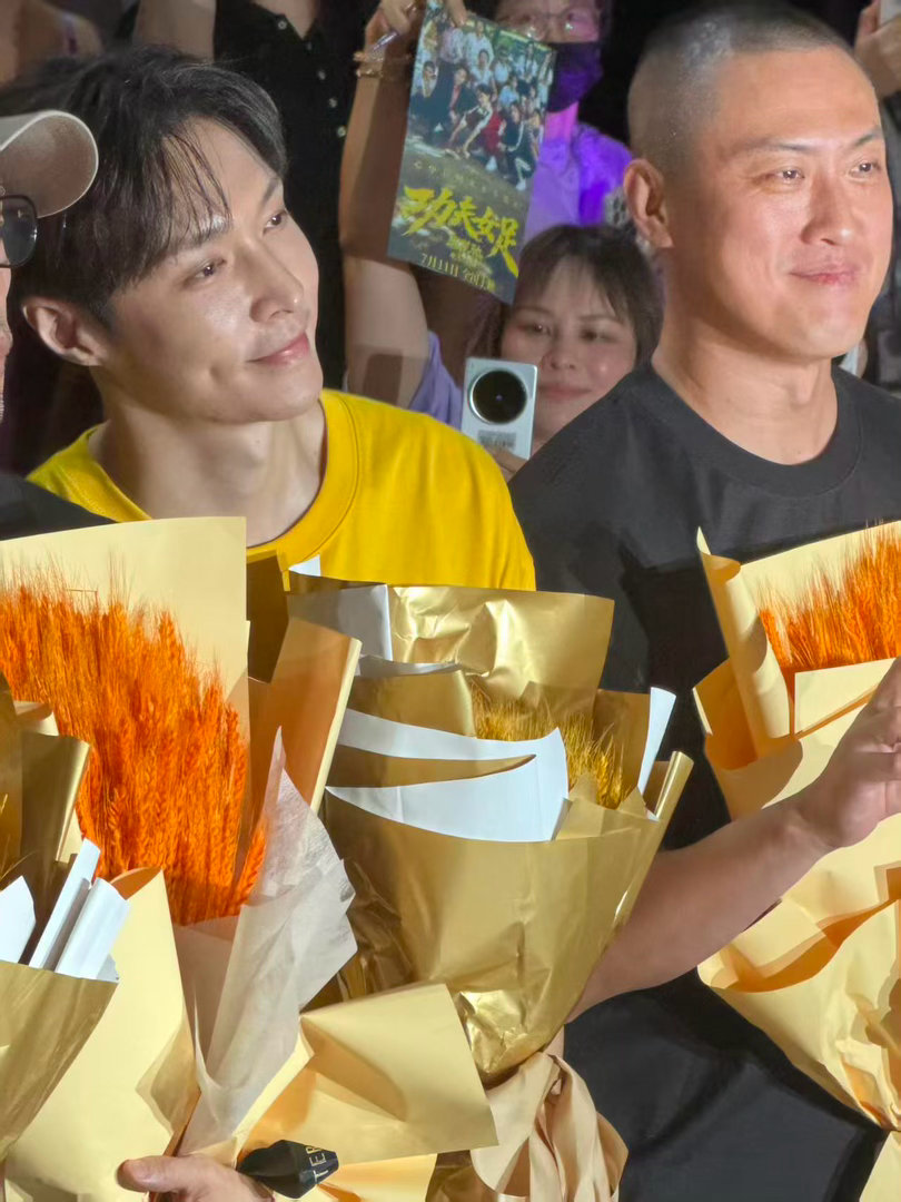 周星驰张艺兴双人饭撒张艺兴烧腿毛戏拍摄几十次 被路演现场周星驰和张艺兴的脸颊比心