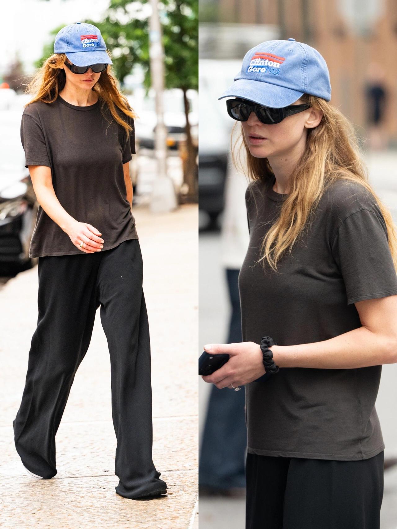 Jennifer Lawrence 简约出街，穿搭很接地气！
基础深咖色宽松T恤
