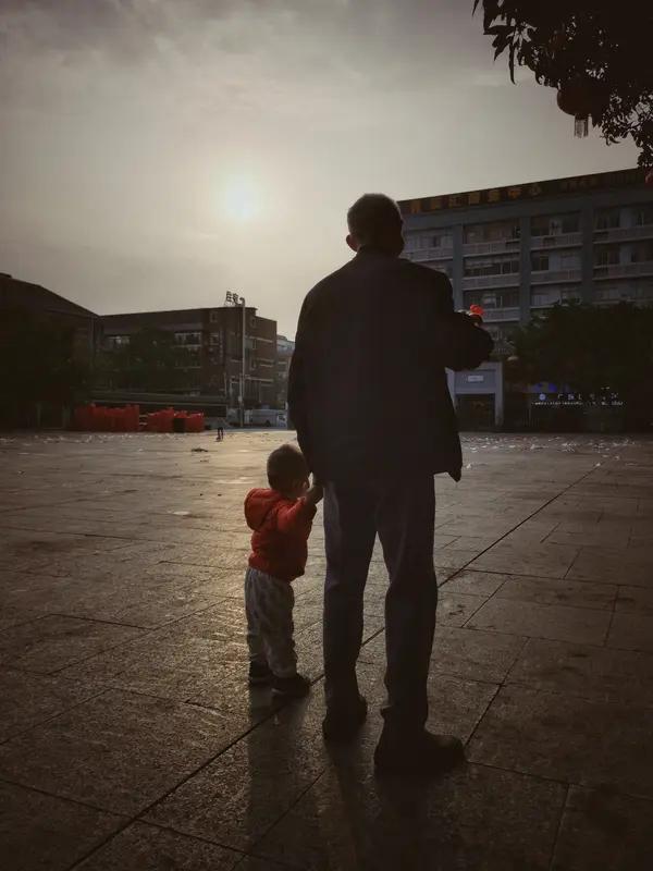 这事儿真的太好哭了。孩子给去世的外公发了2年消息，这小小的举动里藏着多少对亲人的