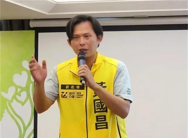 台湾民众党主席黄国昌近日在一档网络直播节目中宣称他在高中时代每天早晨4点起来，在