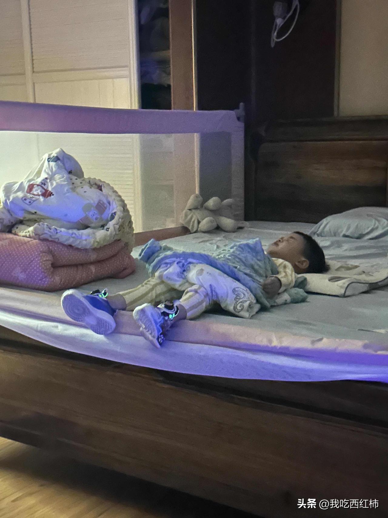 起因是我给娃哥买了一双奥特曼鞋子🤣🤣
从小到大都是穿哥哥的，前几个晚上看到哥