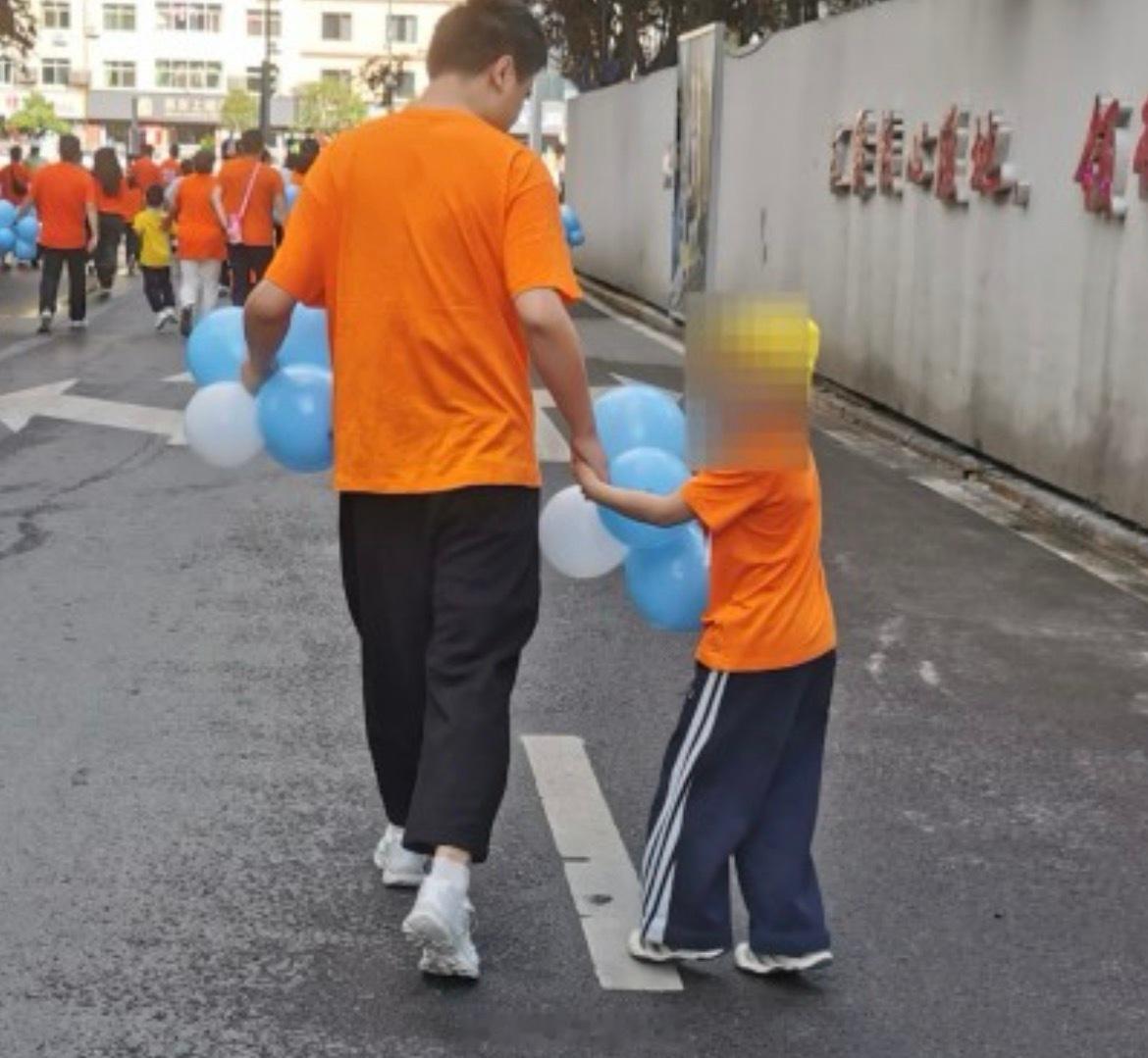 爸爸亲子活动猝死幼儿园被指救援不力好可怜的孩子，你叫他后面一生如何面对本该温暖的