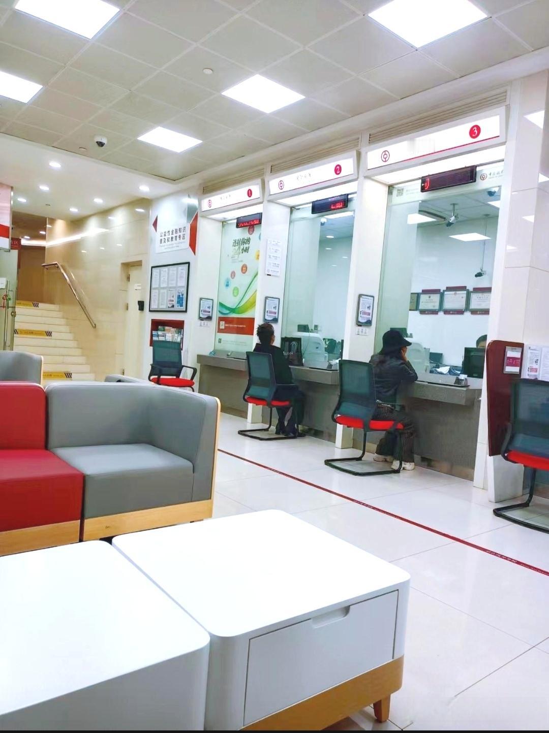 银行存款利率持续下降的原因是什么？
银行存款利率持续下降，主要有两方面原因。
一