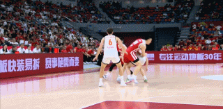 廖三宁是中国男篮唯一发挥正常的球员，不仅如此，他打球敢打敢拼，不怯任何对手，你看