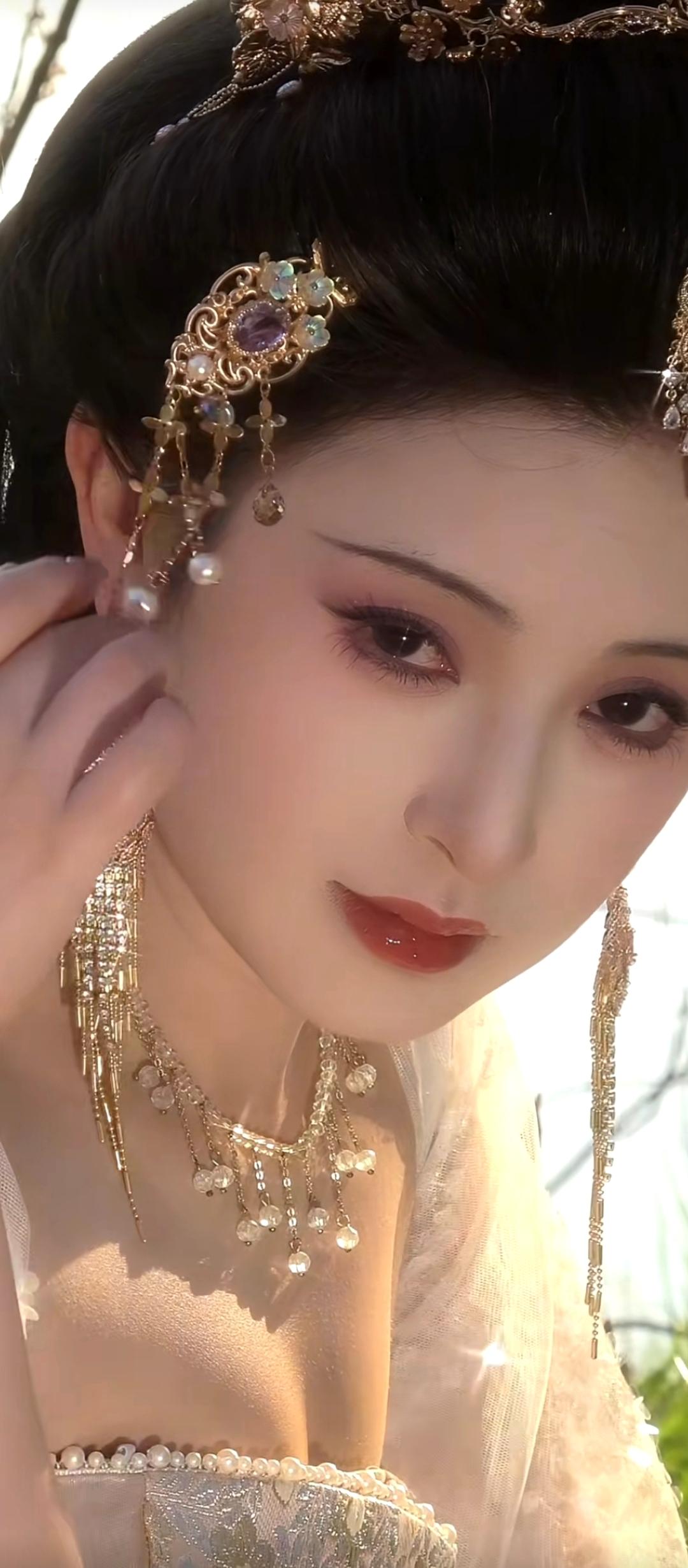 金钗玉簪映，红妆照影生。