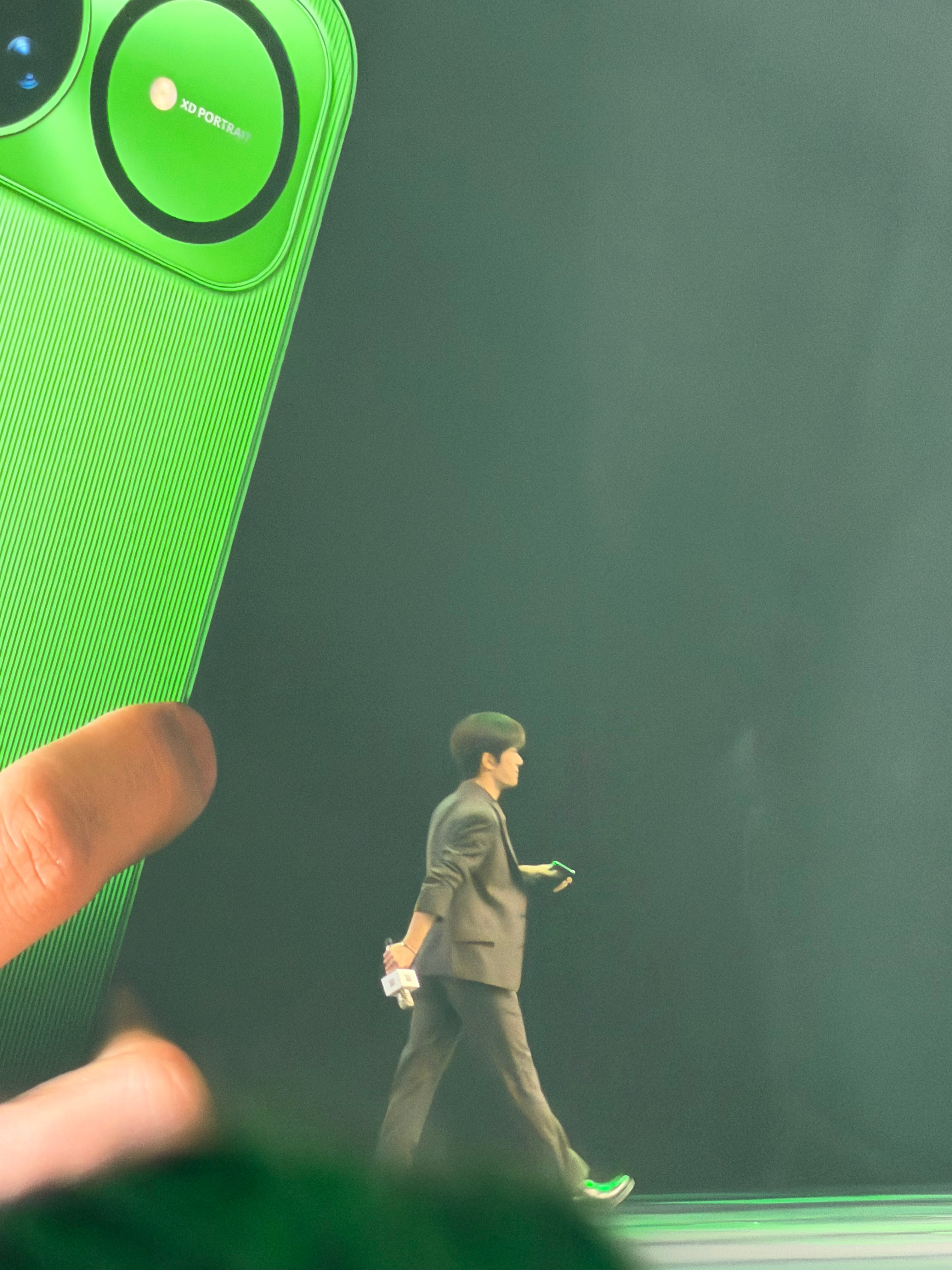 来了来了， 易烊千玺 来了，好近的四字弟弟！华为Nova15