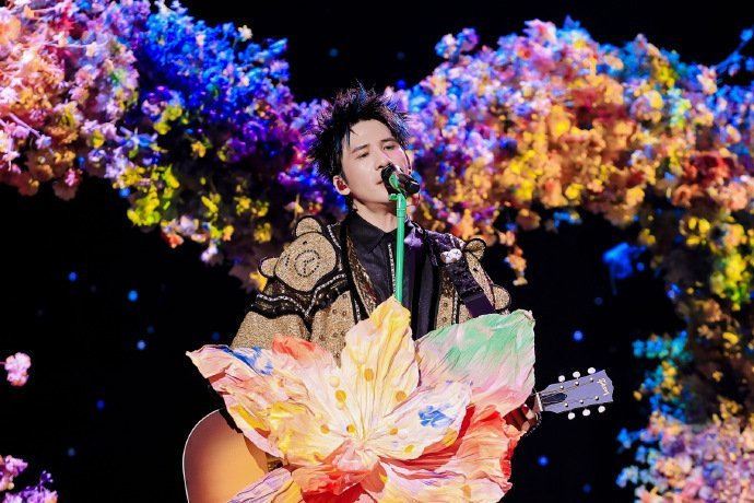 #大张伟变身跳跳糖##20年了还是喜欢酸的甜#今晚的大张伟也太嗨了吧，直接化身跳