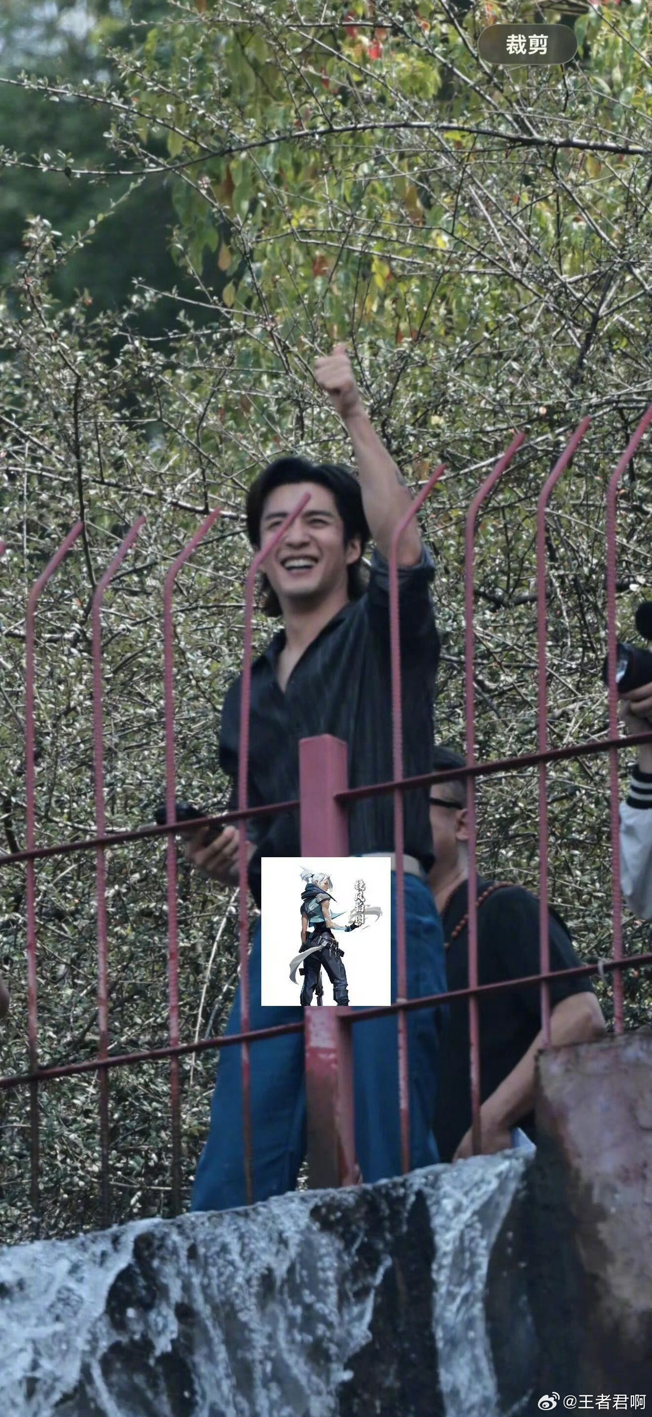 韩东君拍戏蹦极手臂脱臼习惯性脱臼真的很难根治。一旦反复受伤，稍微发力就容易脱位。