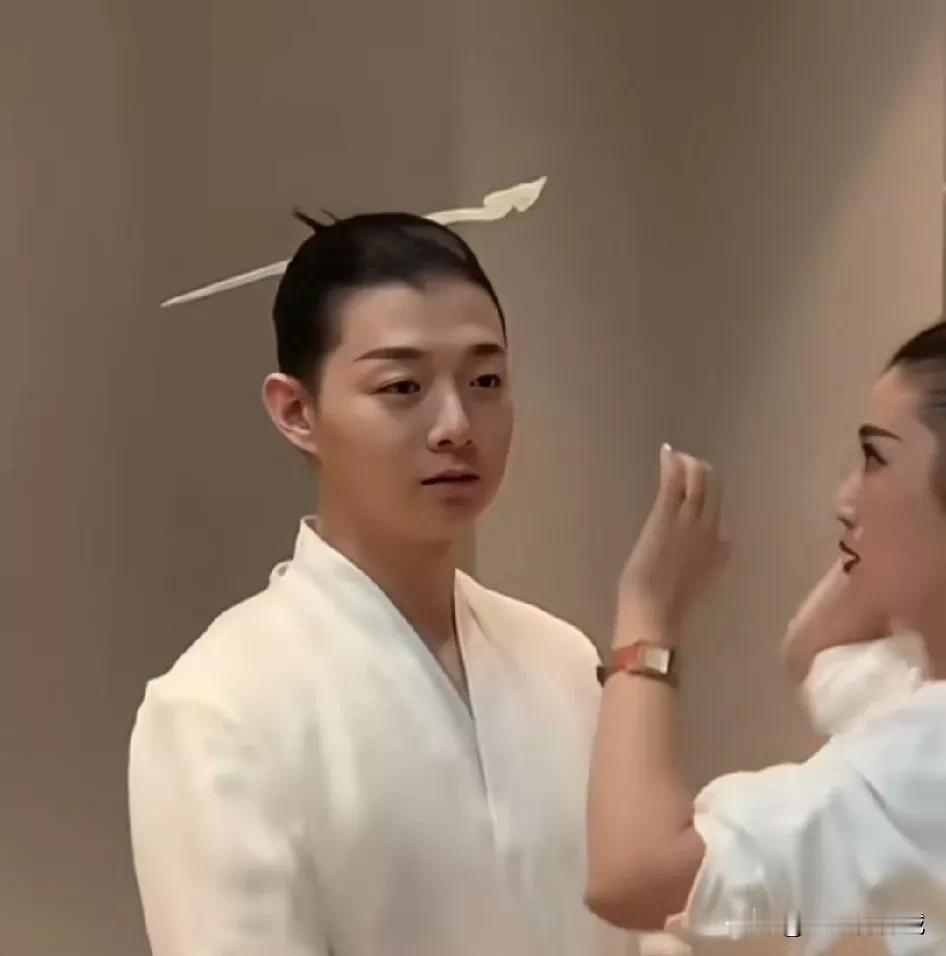 霍尊！
著名歌手火风之子
现年34岁
音乐代表作《卷珠帘》！