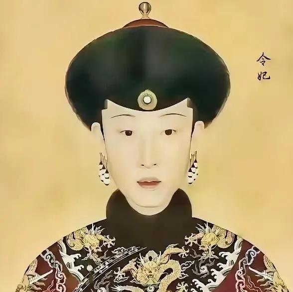 乾隆最爱的女人，是在产后第7天“加班”换来的。
1765年，令妃刚生下十七阿哥。