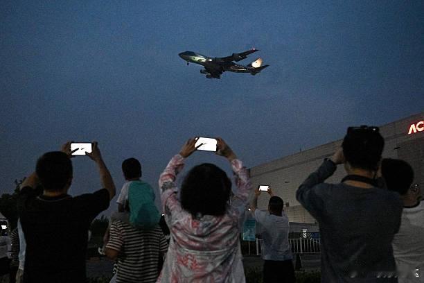2026年5月13日晚，美國總統川普乘坐的「空軍一號」飞抵北京首都國際機場，許多