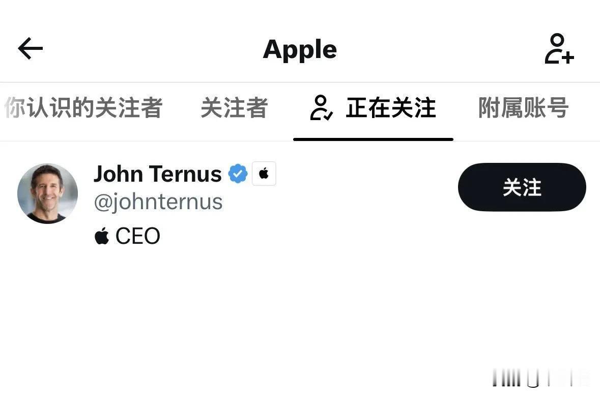 苹果公司真的太直接了，库克离任CEO，立马取关库克，关注了新CEO。

苹果官方