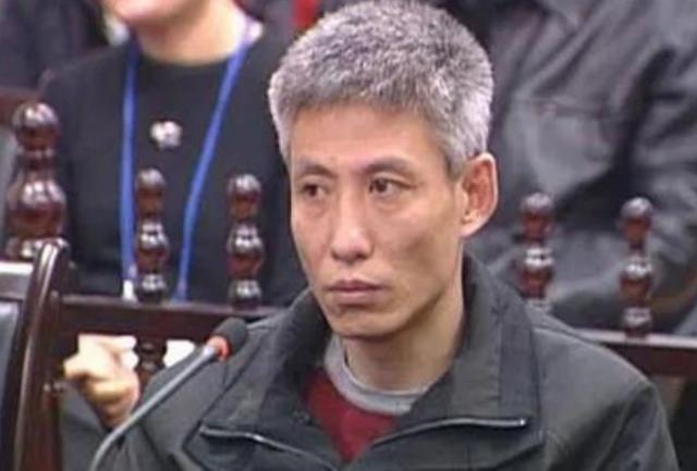 2003年，刘涌被执行死刑前十分镇定，苦笑看妻子、拒绝更换新衣服，押到殡仪馆抬进