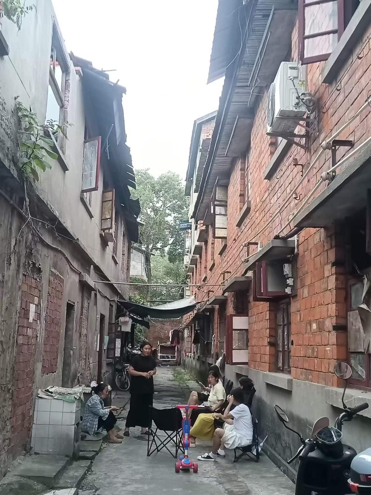 成都玉林片区安置建筑群的最后守护者。
此建筑为玉林最早的拆迁安置建筑体，始建19