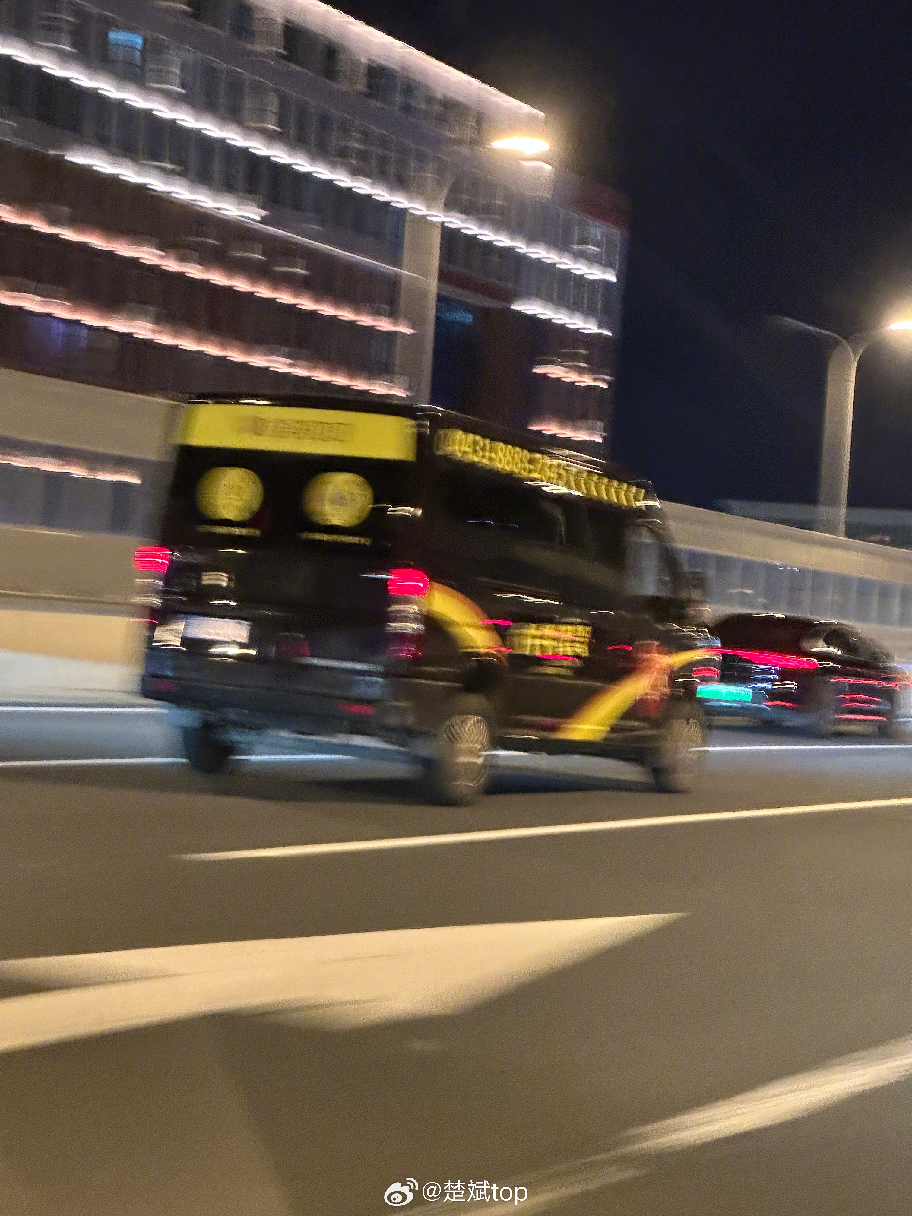 这车说实话，大晚上看挺恐怖的！想起小时候看的那种鬼片[笑cry][笑cry] ​