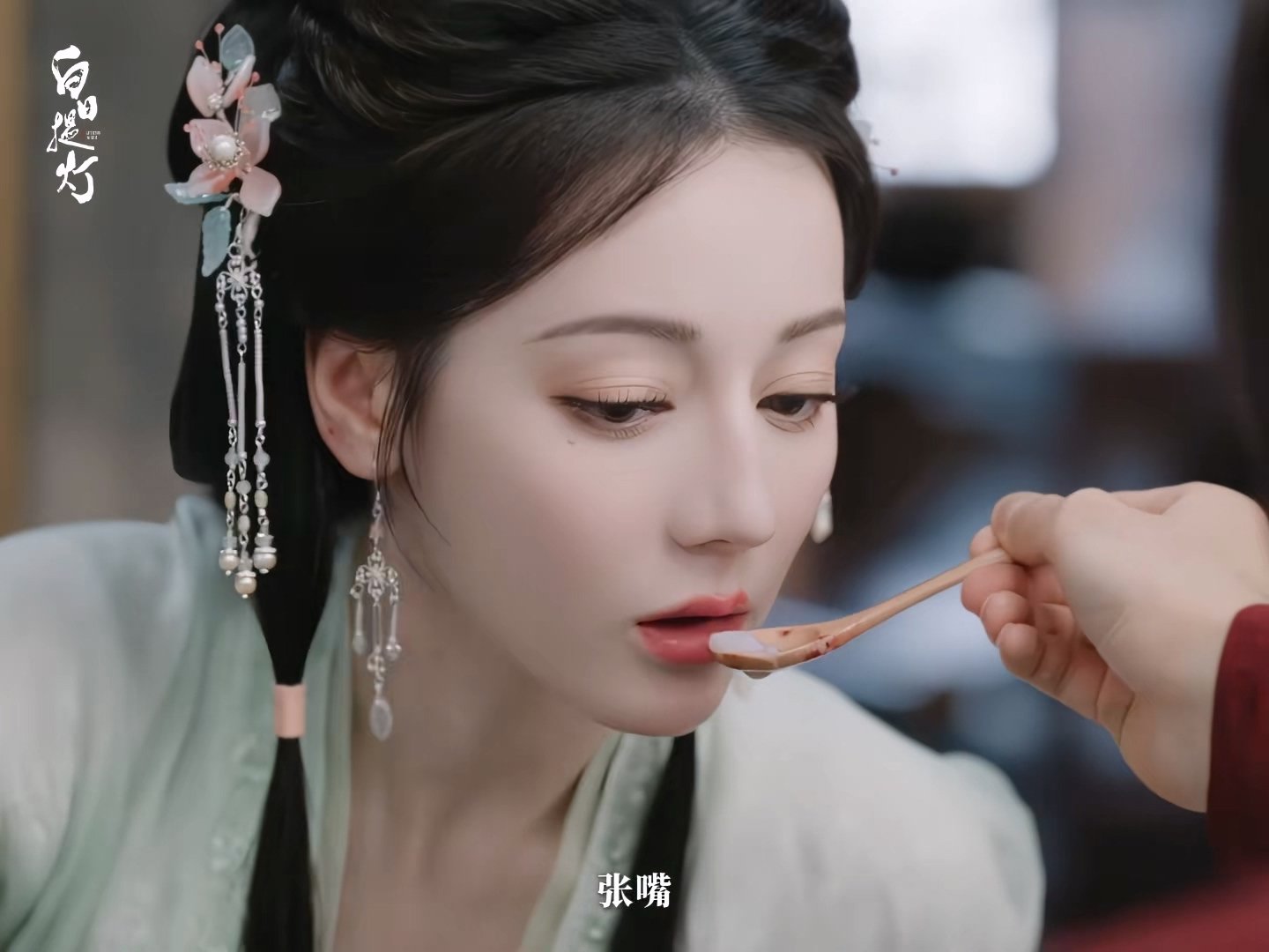 陈飞宇喂迪丽热巴吃甜品迪丽热巴疯批女鬼上线《白日提灯》每日新预告都是大招！贺思慕