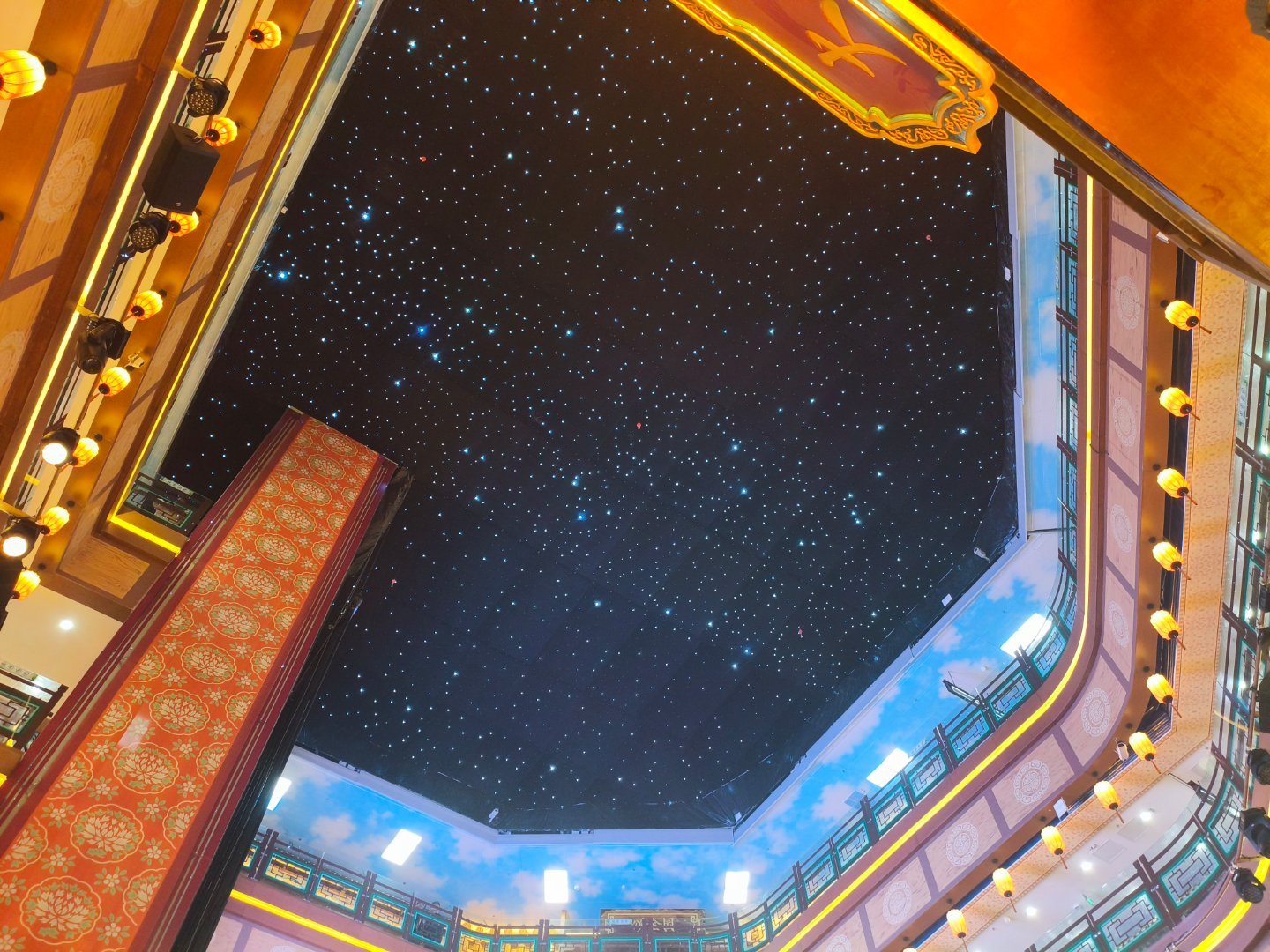 金都宋华 昨晚去了一趟招远新开的商场，名叫金都宋华，整体装修还是很有文化底蕴的，