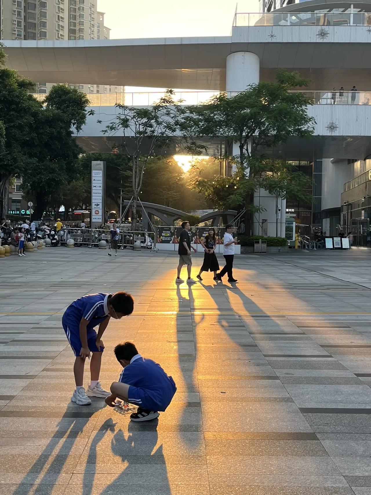 918深圳落日余晖🌇你拍到了吗📸 傍晚路过天河城被一缕落日余晖惊艳了✨你拍到