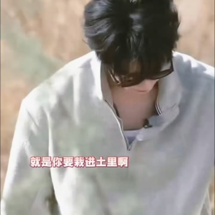 刘耀文喀什转场伊犁刘耀文伊犁出发奔赴伊犁！刘耀文喀什转场路透，严实装扮也掩盖不住