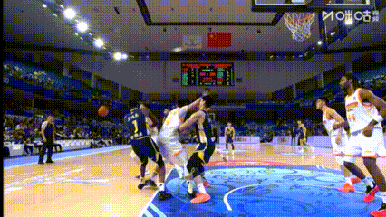 吴羽佳这动作真脏呀，是要把我们家政废了呀……老球痞的行为了，不是一次两次了