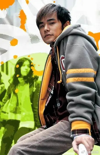 周杰伦杭州演唱会排面从老人带着孙子重温青春，到年轻人举着灯牌尖叫，杭州演唱会的排