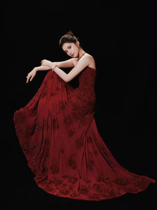 张婧仪豹子头项圈张婧仪碎钻红裙 张婧仪豹子头项圈，好好看啊！！ 