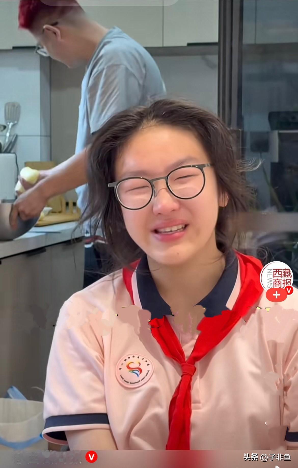 近日，山东青岛一位 90后爸爸去理发店染了一头亮眼的红头发，爸爸满心欢喜，觉得新