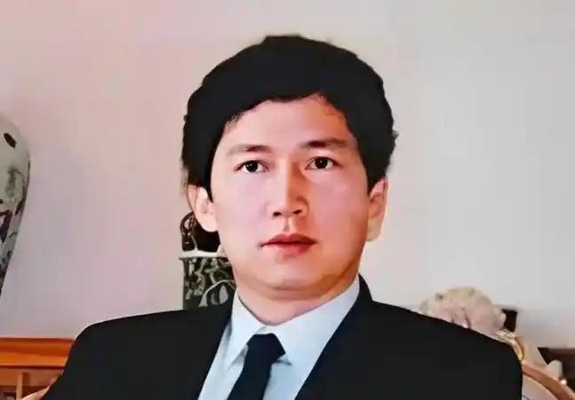 "她比我大40岁，晚上睡在我旁边，我浑身都起鸡皮疙瘩。"这句话，李春平等了十几年