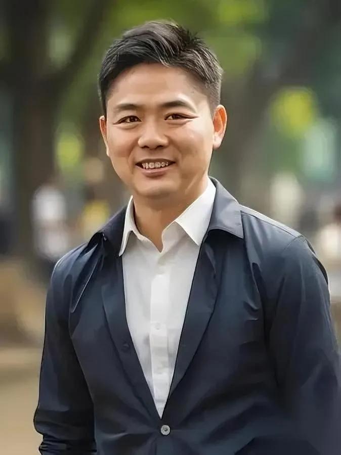 51岁刘强东又火了！

大男孩气质藏不住

谁能想到千亿总裁这么反差？拍照时笑着