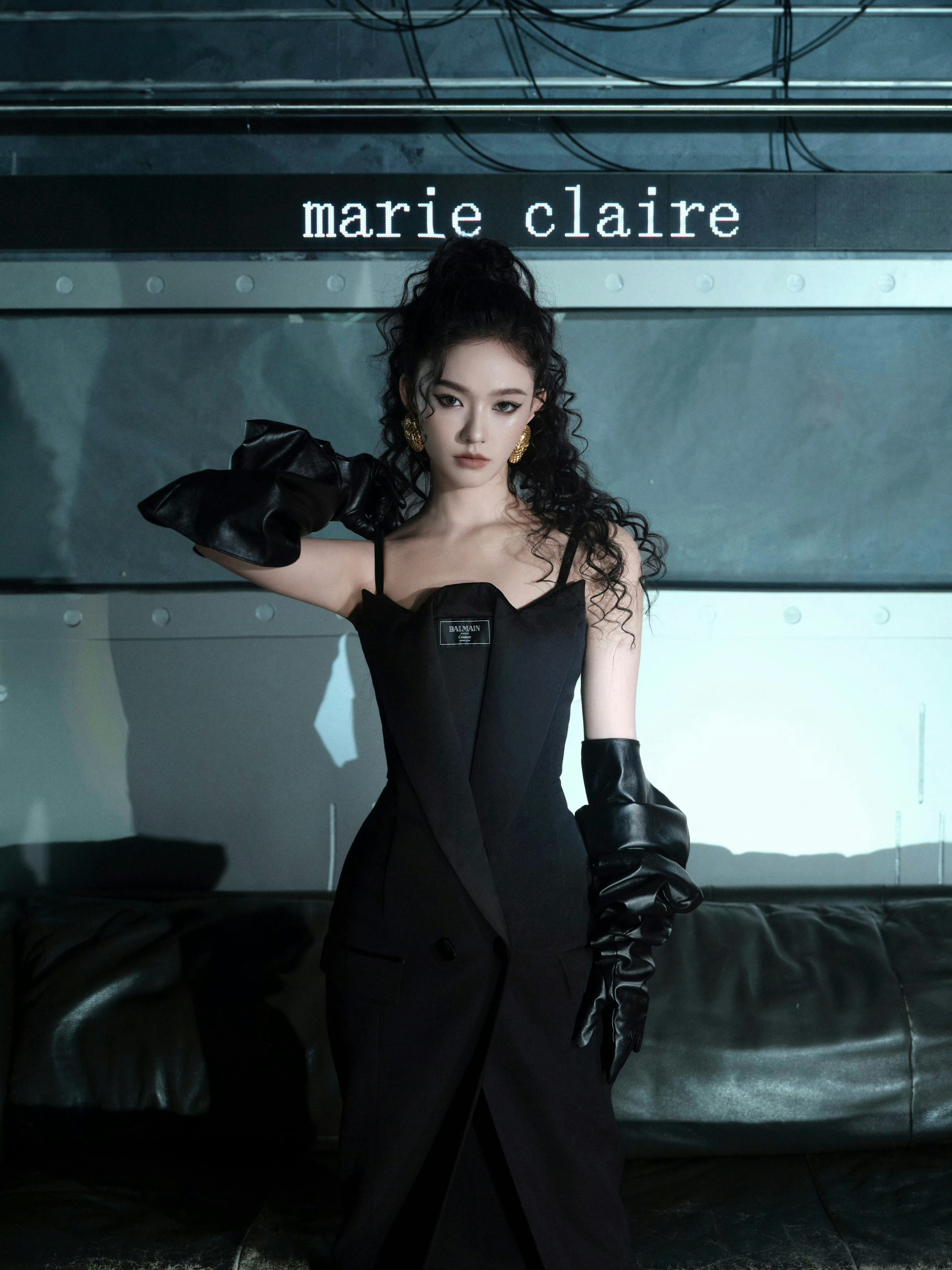 林允身穿Balmain巴尔曼2025早春系列，即将出席嘉人女性影响力之夜化身黑夜