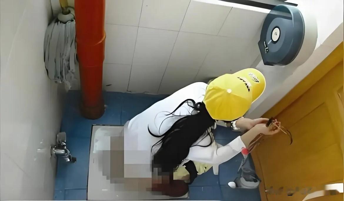 简直胆大包天！广西河池22岁女孩阿柒在高速服务区女厕如厕时，隔板下方竟悄无声息探