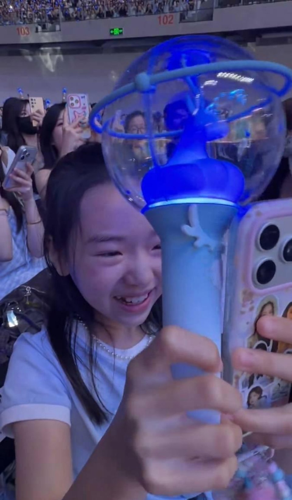 小酒窝参加白鹿十周年演唱会 
