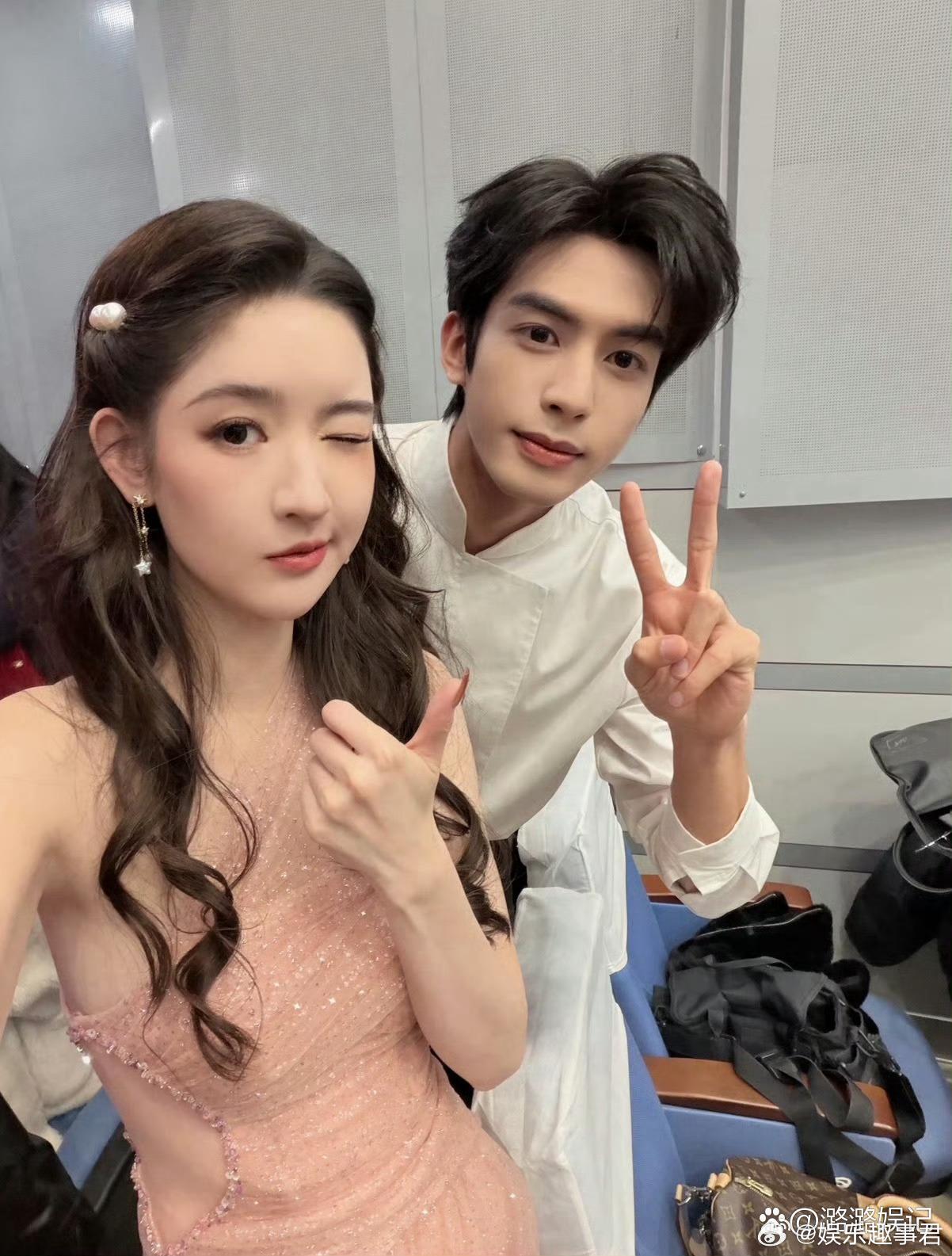 王玉雯拿到了宋威龙的应援登机牌网友机场偶遇王玉雯✈️王玉雯手里拿着宋威龙的生日应