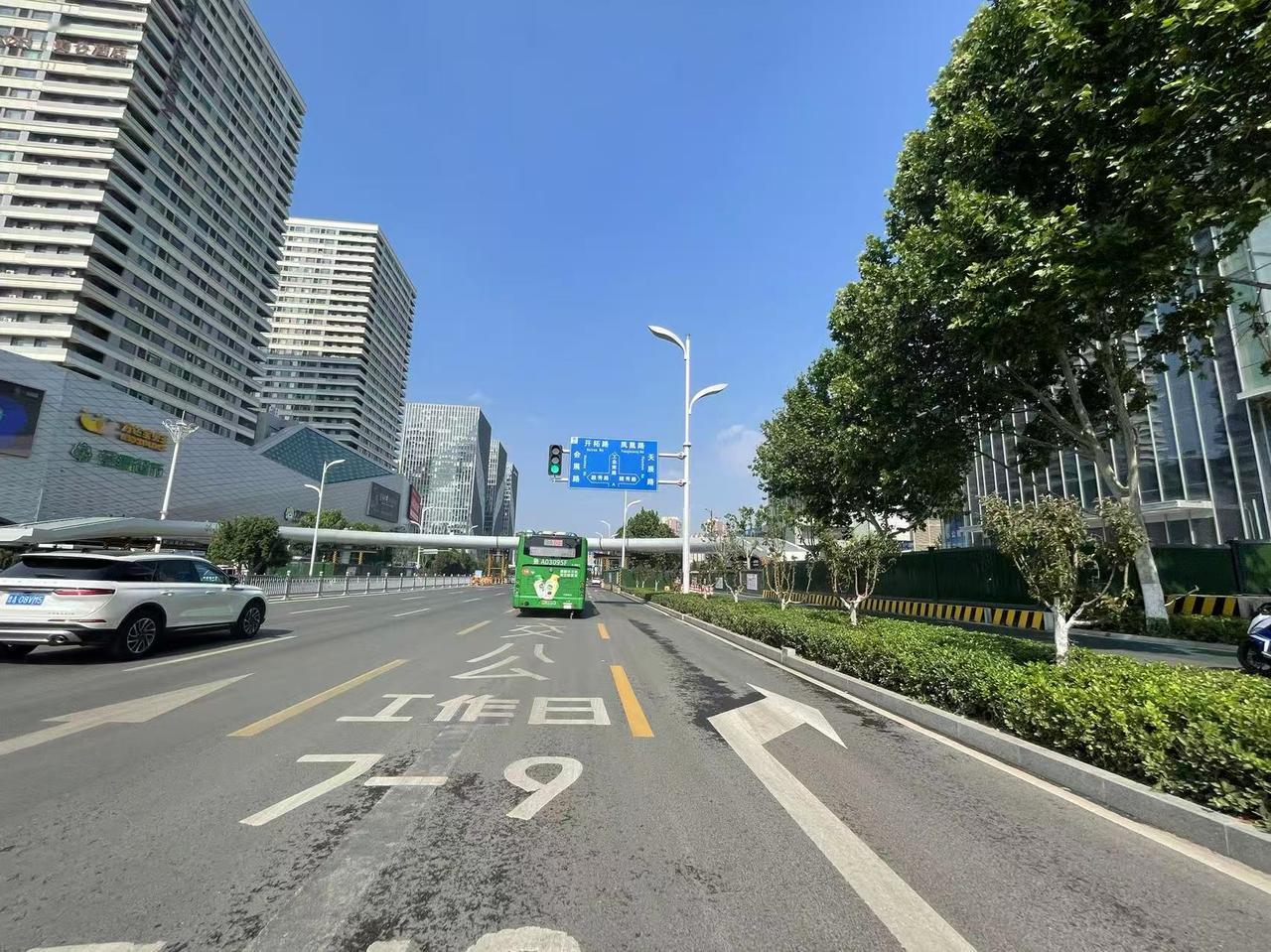 太快了！昨天刚发的过街天桥，今天合龙了！
昨天，老K发布了有关济南高新万达广场附