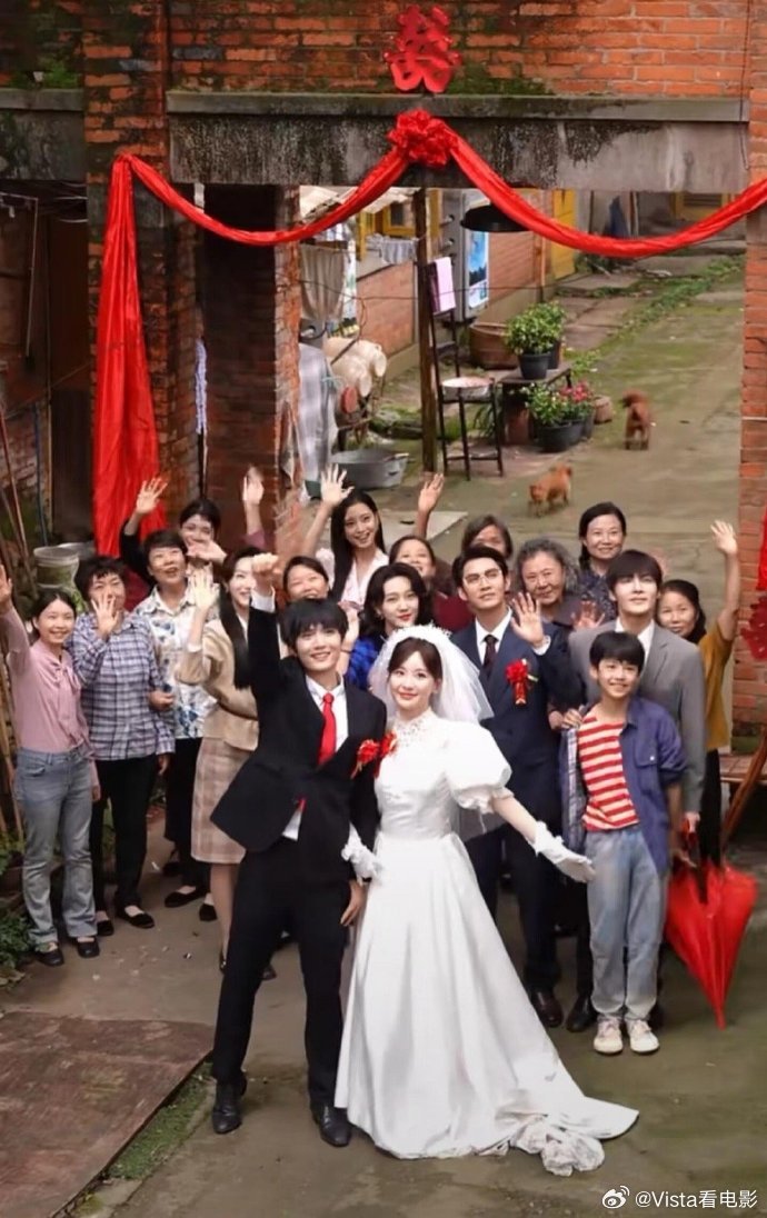 评分top1的短剧杀回来了熬夜刷完《家里家外2》，心里满是暖意。它不仅还原了80