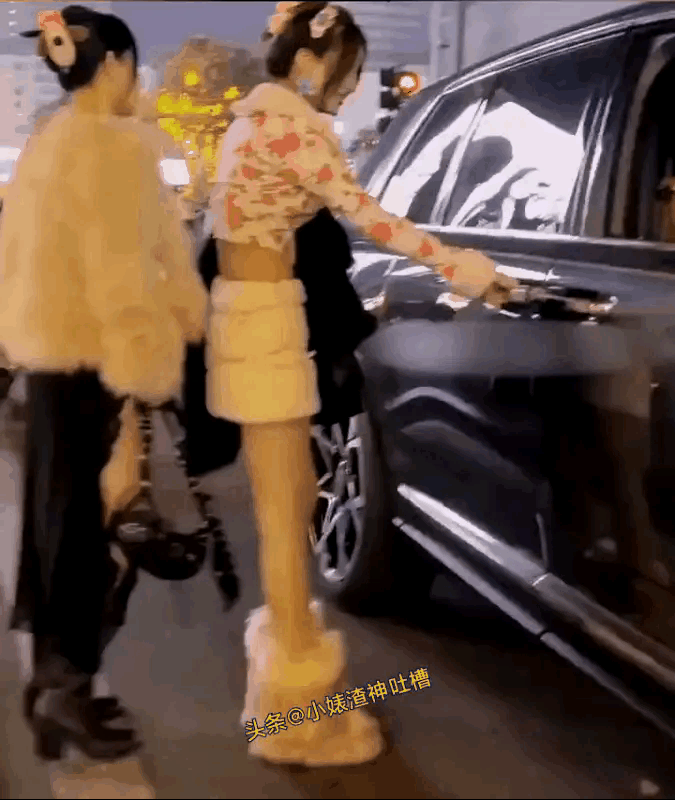 现在女孩的穿着打扮让人有些搞不明白，也不知道她所处的季节是一个什么季节，如果是冬