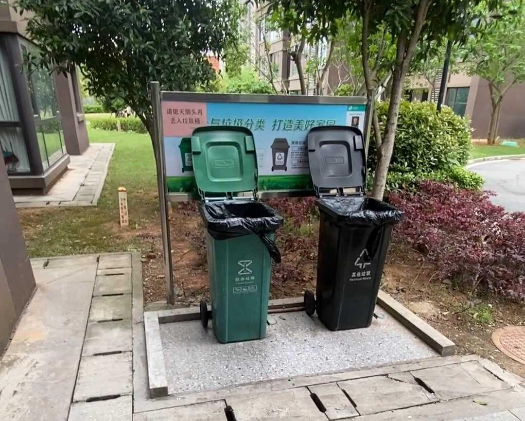 昨天在小区广场遛弯，偶遇暖心一幕，紧接着却又目睹了令人心寒的瞬间。

几位老人正