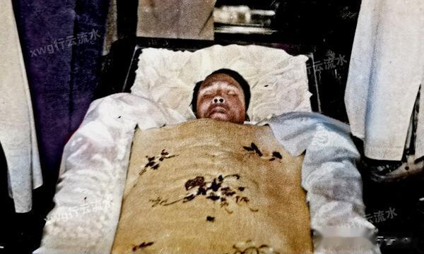 这是抗日名将谢晋元团长的遗照。他死的有多惨？当吊唁的民众看到他的遗体时，无不失声