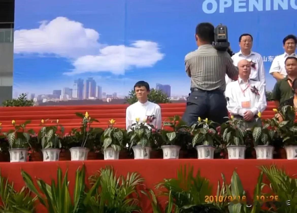 在山东编制有多重要
就算马云来了也得靠边坐
这就是编制带来的优越感
山东女婿走丈