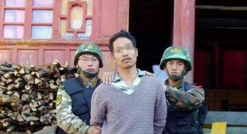 "睡我老婆？一个都别想活！"2014年除夕夜，云南一个农民手持AK47，在爆竹声