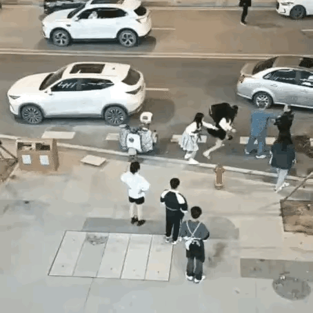 姐妹们，真别觉得“男女平等”就等于“武力对等”！
和男性起冲突，动手绝对是最不明