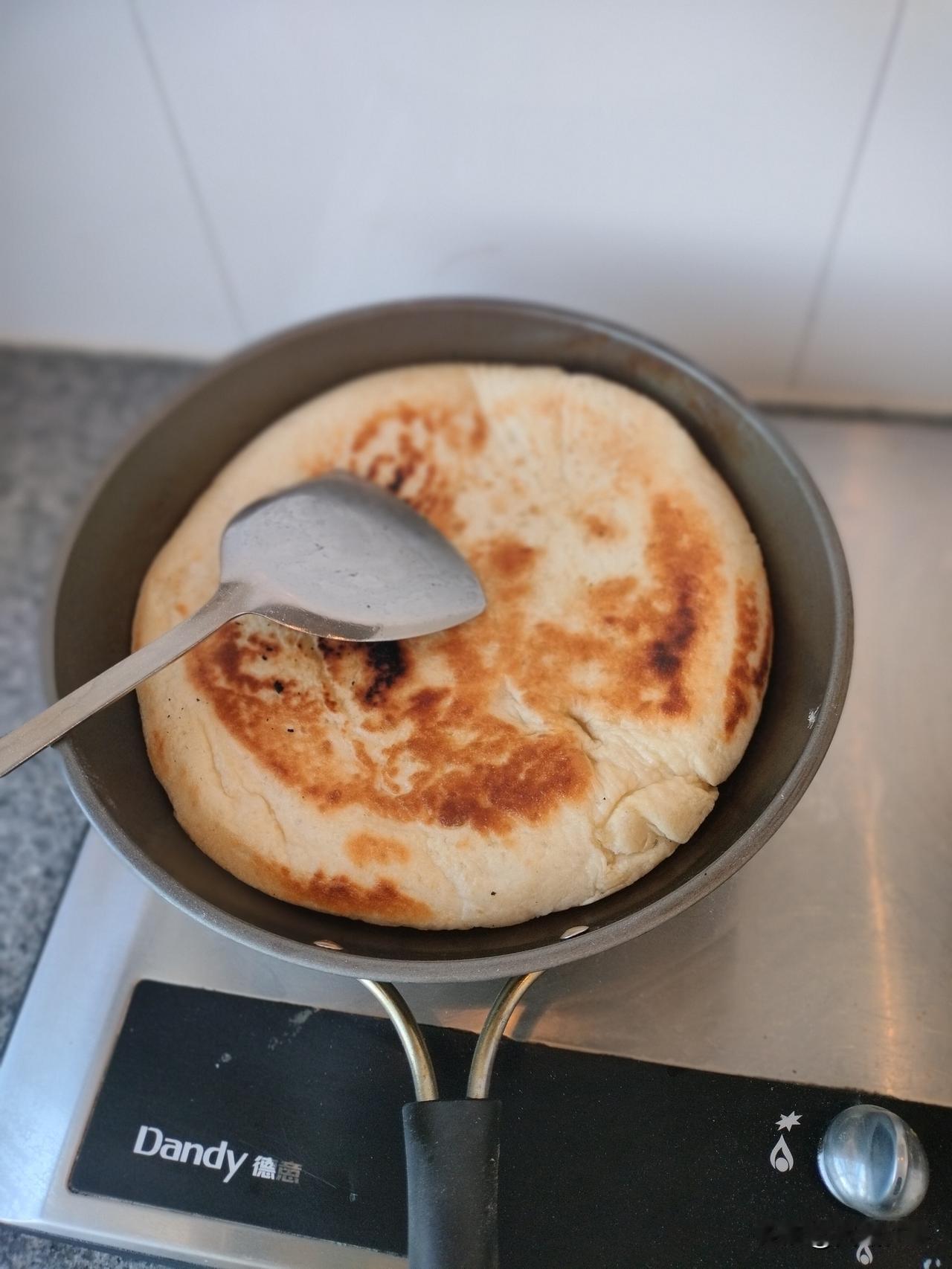 想吃炕饼子了，马上动手，和面发面，摊到两个锅里同时炕，这样能同时做出两张，节省时