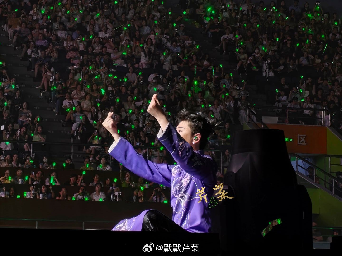 张云雷靠近你演唱会 🦊 张云雷演唱会   虽然我拍的是个侧面   虽然我这破手