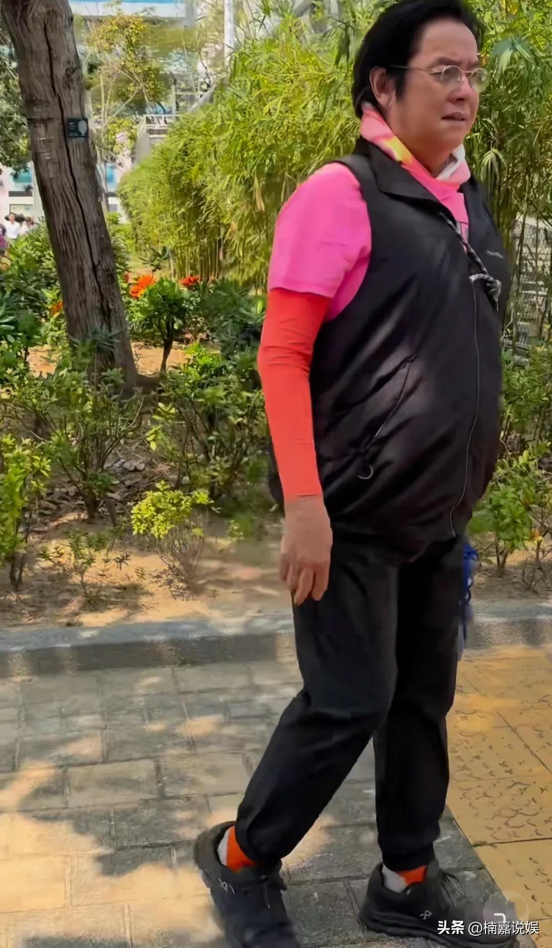 谭咏麟是真的没有什么明星架子啊，遇到粉丝不仅会主动打招呼，还拍照、合影毫不含糊，